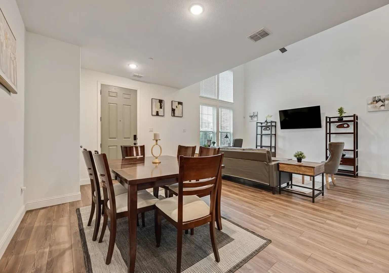 FS83215 min to Toyota Base - Sleeps 4 - Free Parking — Photo 1