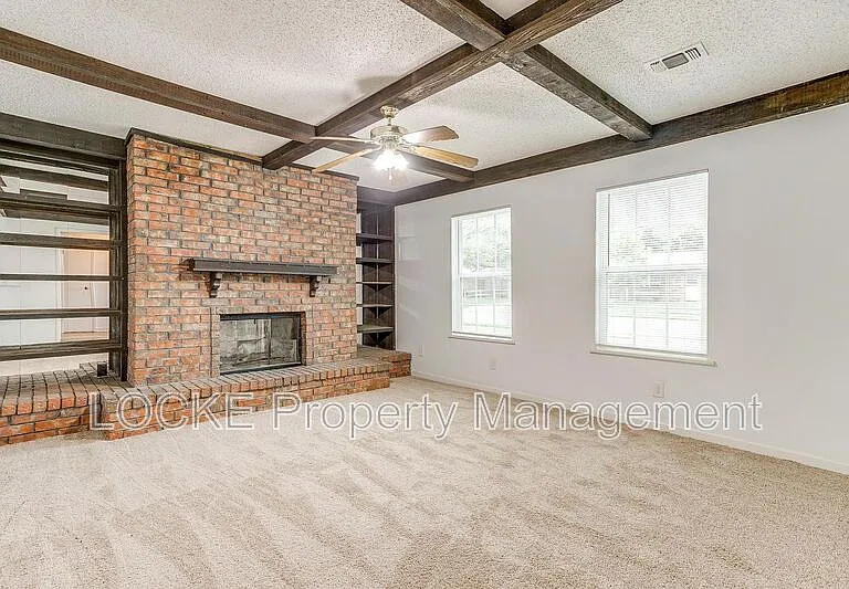 812 E Prairie View Rd — Photo 3