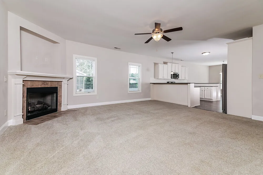 3 bed, 2.5 bath, 2823 sqft, $2,450 — Photo 4