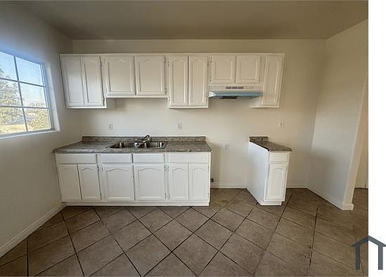 4th image of 9562 Compton Ave
