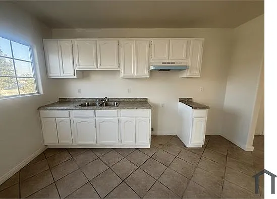 9562 Compton Ave — Photo 6