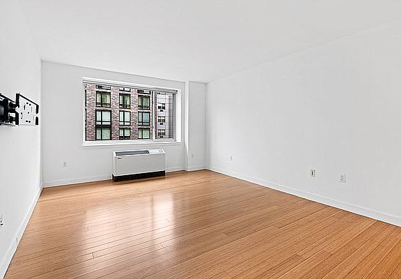 3rd image of 40 W 116th St APT A411