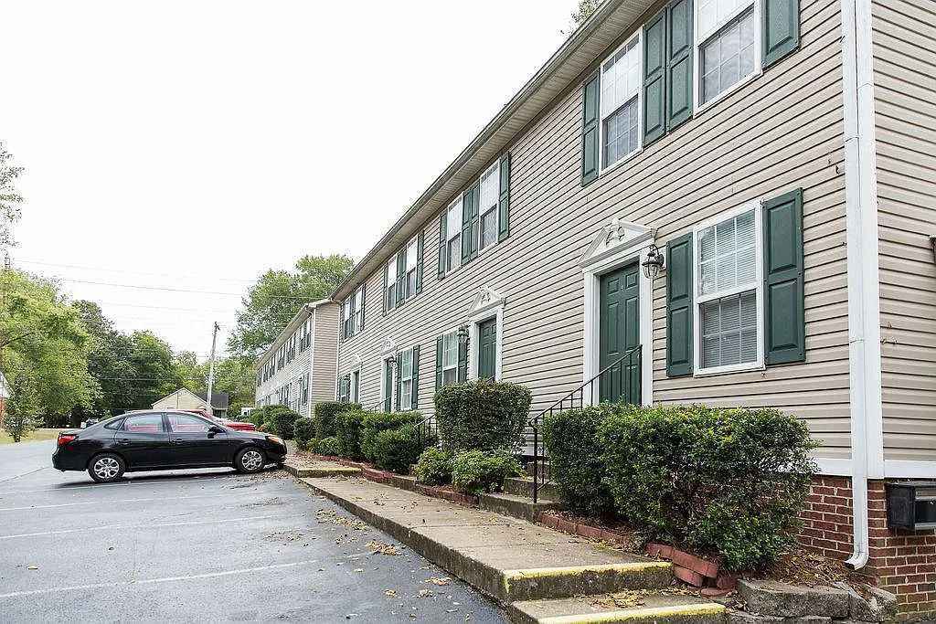 2 bed, 1.5 bath, 960 sqft, $875 — Photo 1