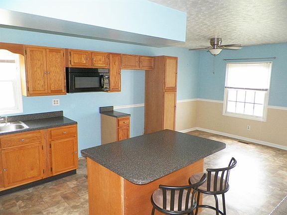 3rd image of 710 Linden Ct