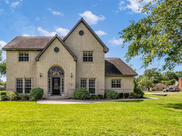 210 River Oaks Dr, Mont Belvieu, TX 77523