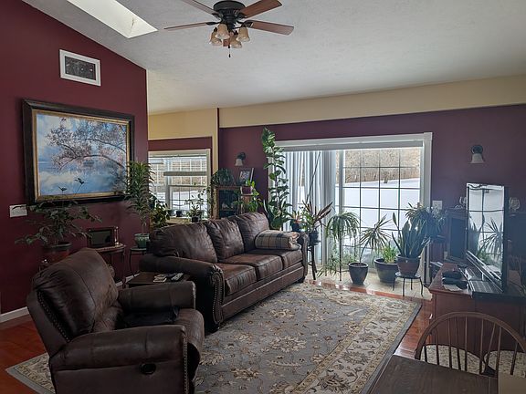 Spacious Main Livingroom