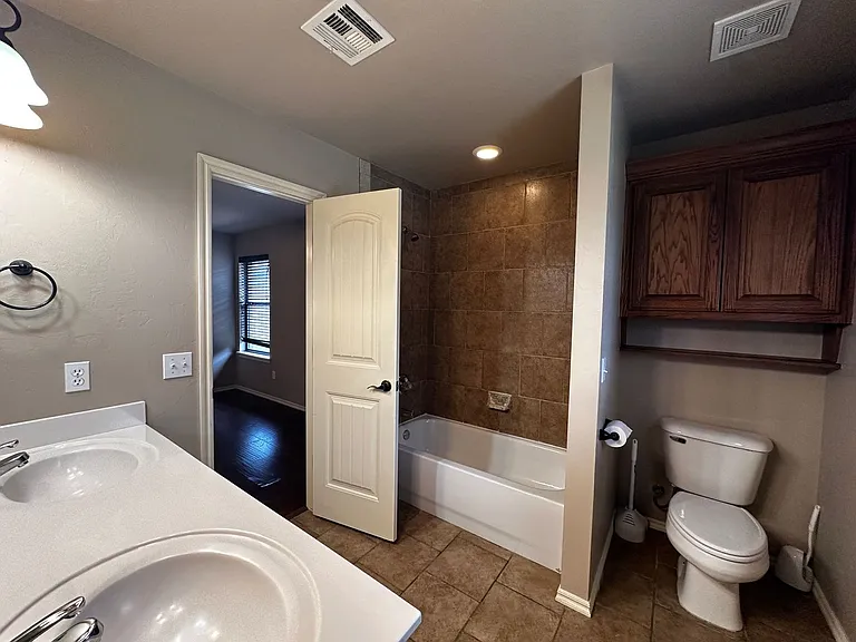 1015 NW 29th St — Photo 27