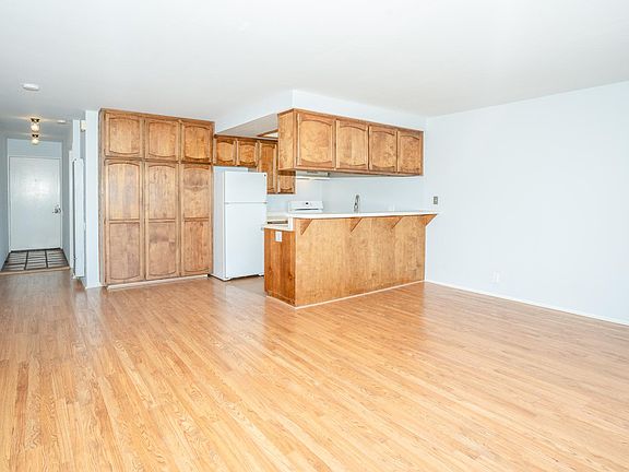 4th image of 2236 Chatsworth Blvd