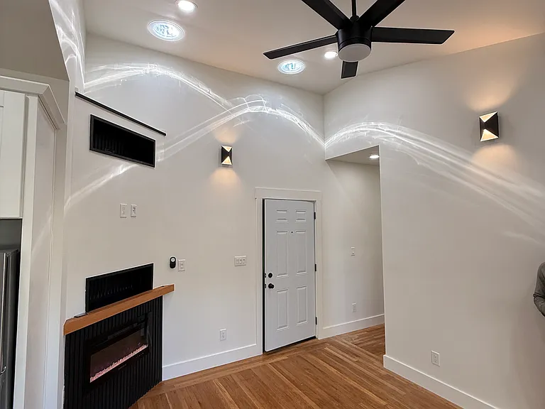 878 E 28th St #9 — Photo 3