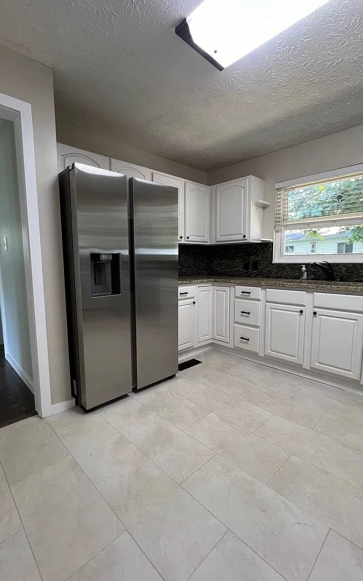 427 Howell Ave — Photo 3