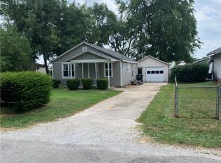 211 Kagay Ave, Effingham, IL 62401
