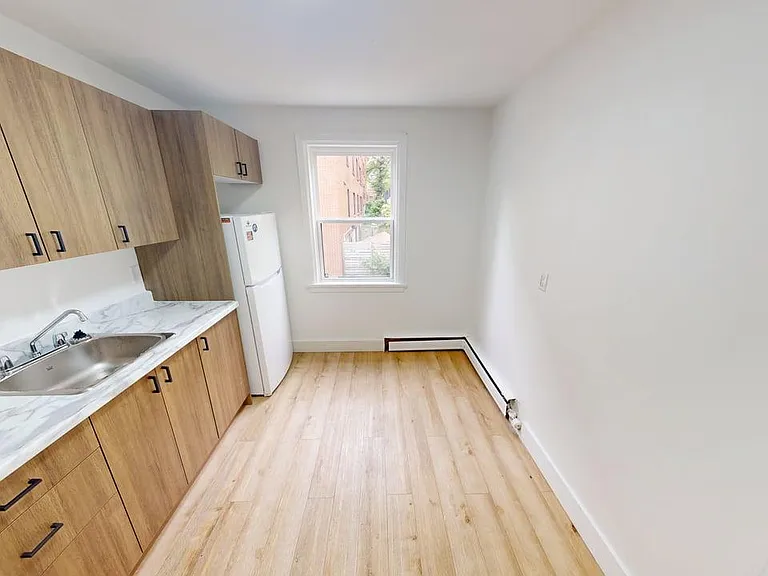 1143 Queen St #32 — Photo 12