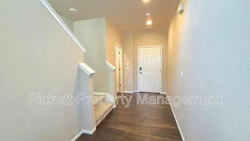4 bed, 2.5 bath, 2311 sqft, $3,000 — Photo 4