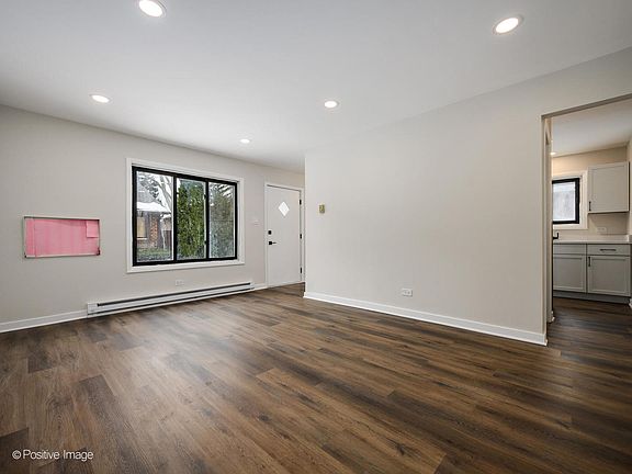 4th image of 1S220 Holyoke Ln