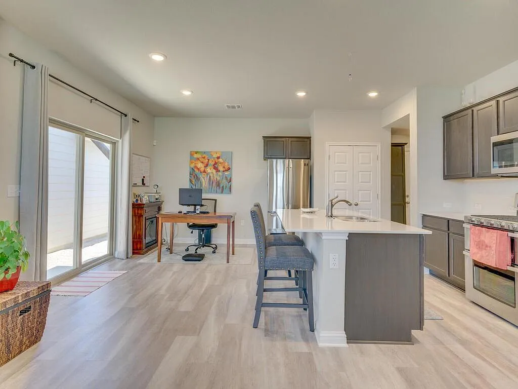 2 bed, 2.5 bath, 1192 sqft, $2,100 — Photo 3
