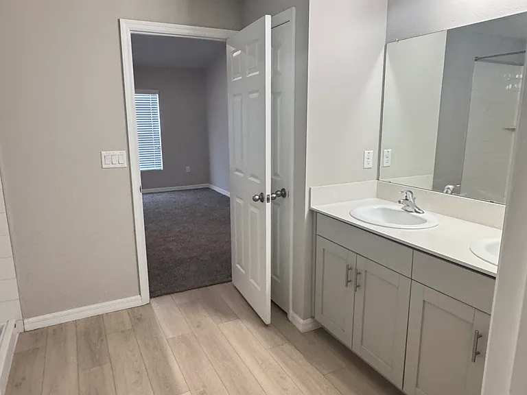 Master bathroom . Double sink . Linen closet .
