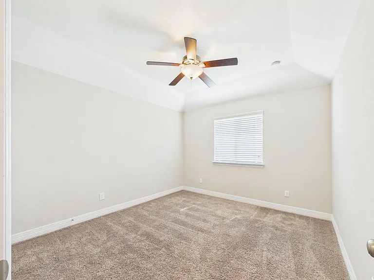 105 Auburn Cv — Photo 47