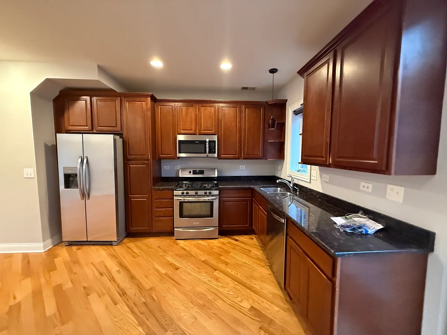 3 bed, 2.0 bath, 1900 sqft, $3,000 — Photo 3