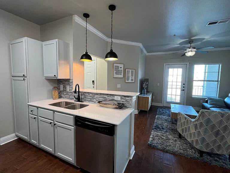 The Colony Luxury Apartments — Photo 22