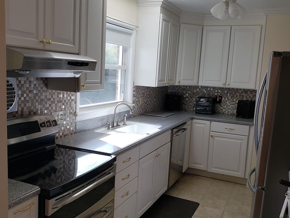 2nd image of 19 Edgemoor Dr