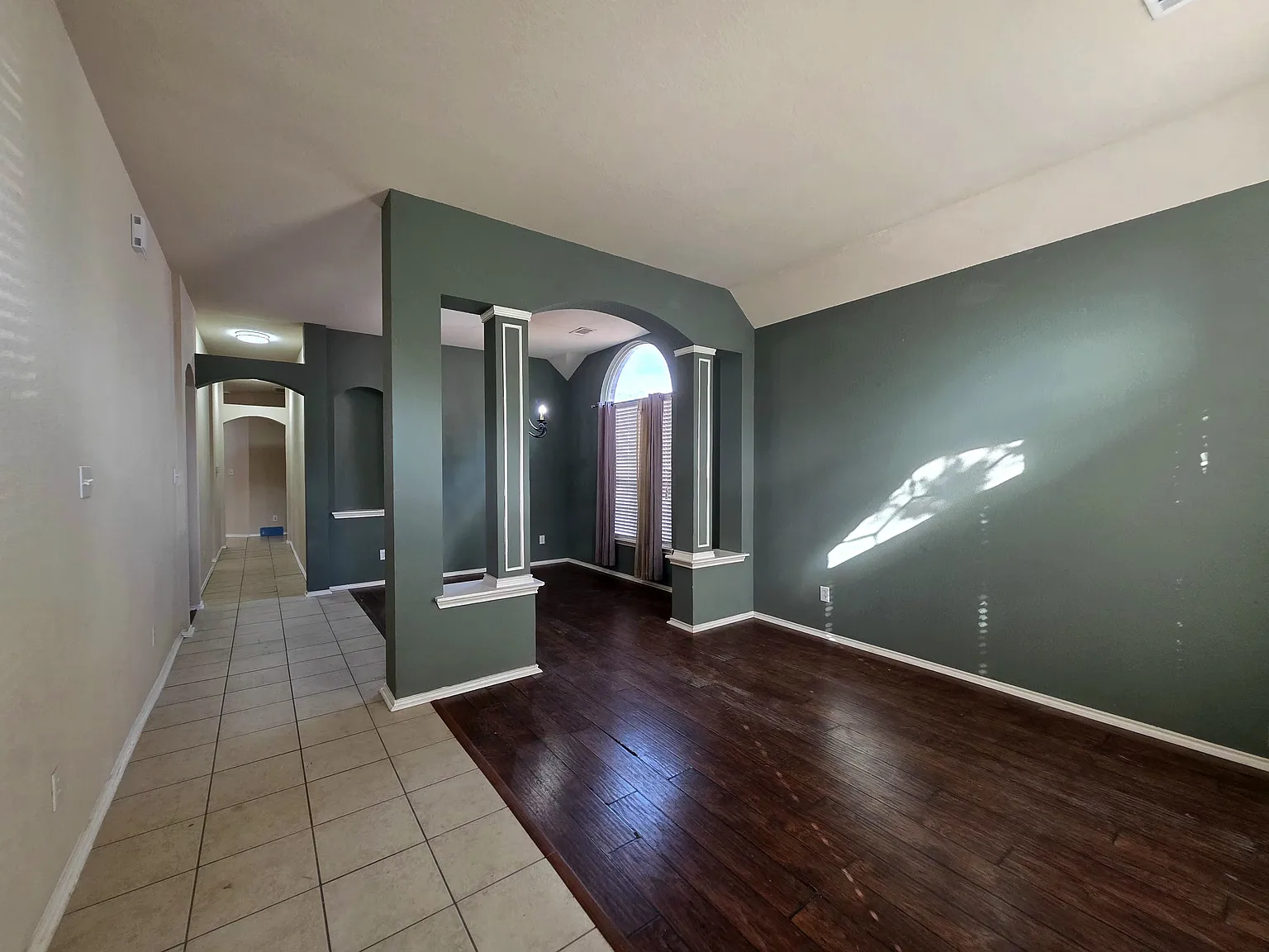 4 bed, 2327 sqft, $2,200 — Photo 4