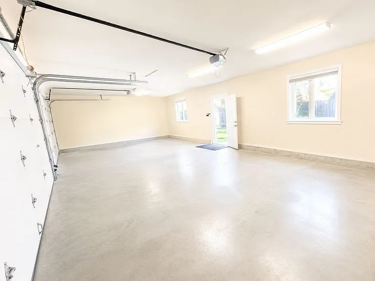 2400 Oliver Cres — Photo 12