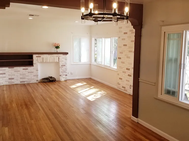 6228 Cahuenga Blvd — Photo 2