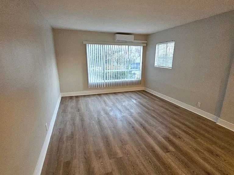924 N Kingsley Dr — Photo 12