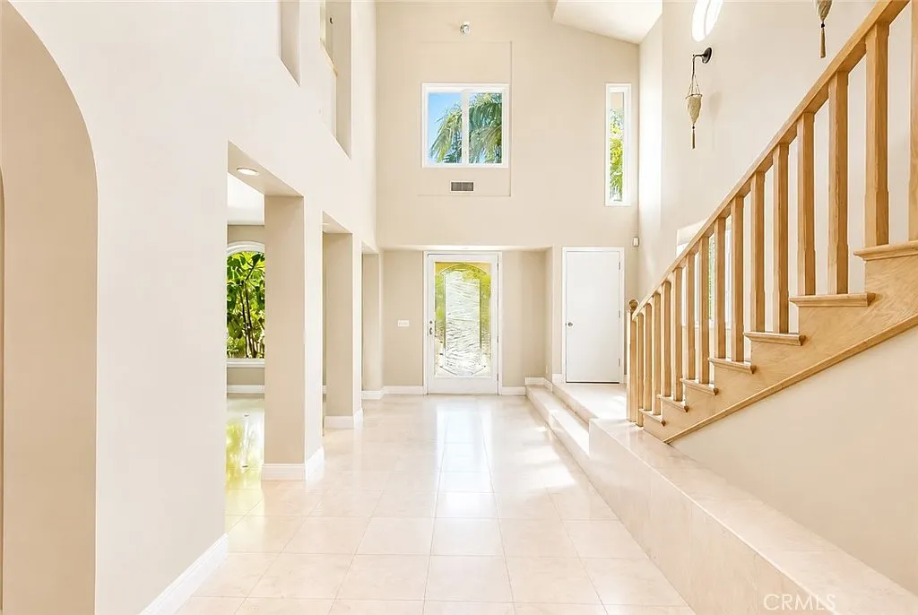 5 bed, 4989 sqft, $15,500 — Photo 3