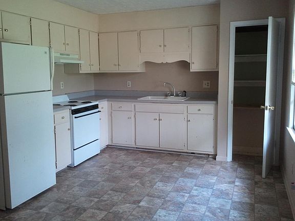 3rd image of 400 Valerie Cir