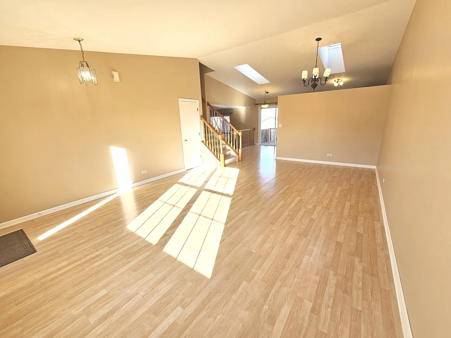 3 bed, 1.5 bath, 1704 sqft, $2,600 — Photo 2