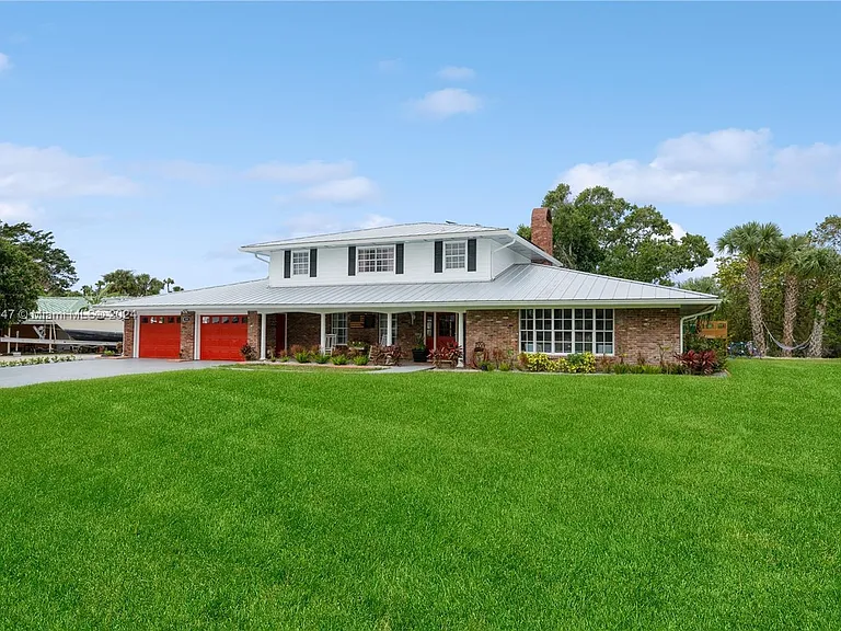104 Carlisle Ln — Photo 2