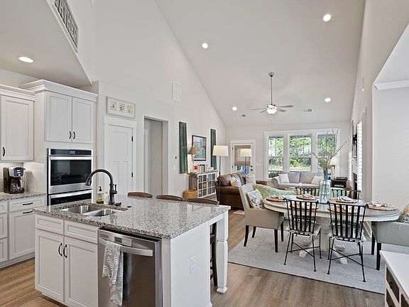 4th image of 121 Creekhaven Ln