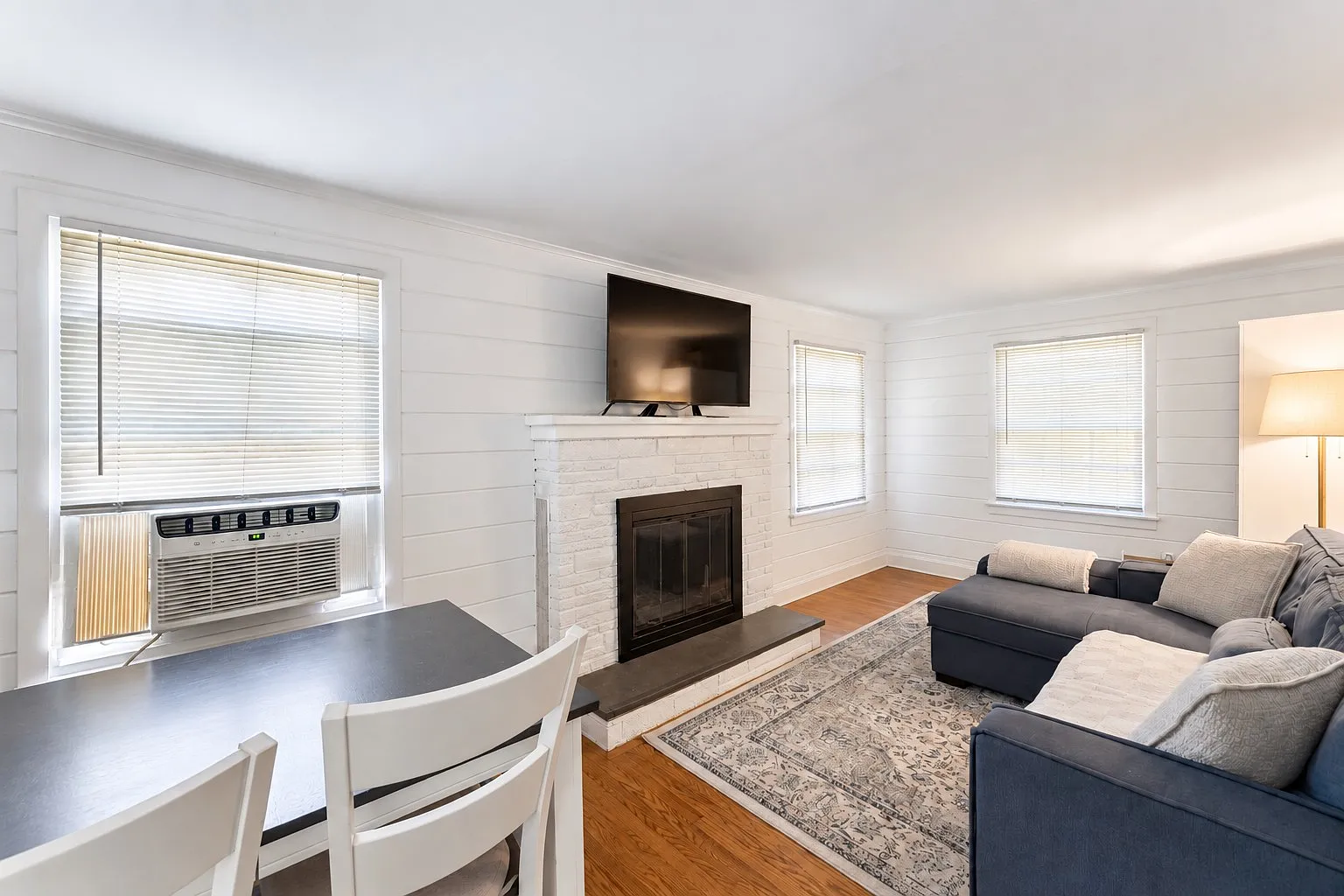 2 bed, 764 sqft, $2,400 — Photo 4