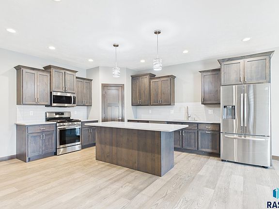 4th image of 301 Granite Ave
