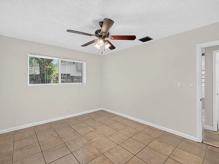 2500 SW 18th Ter #5 — Photo 12