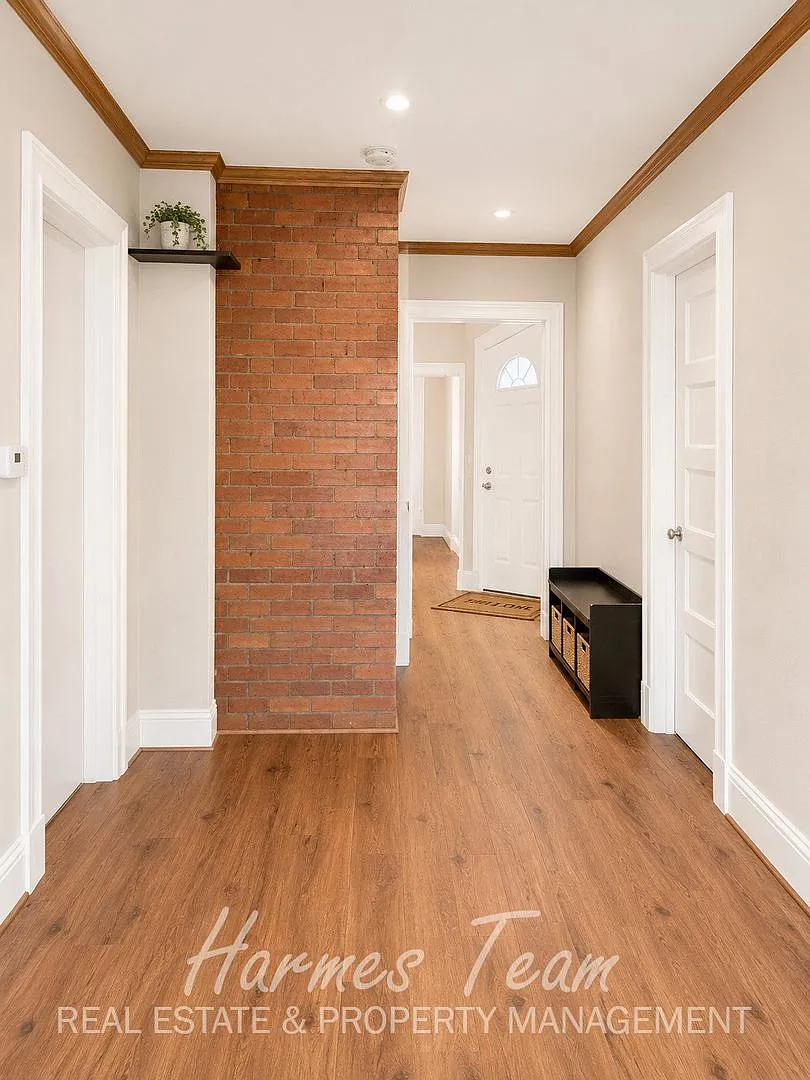 Upper-Level One-of-a-Kind 2 Bedroom 1 Bathroom Apartment — Photo 1