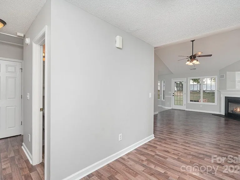 1247 Spring View Ct — Photo 3