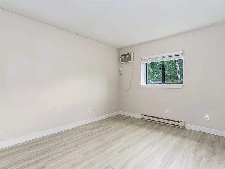 Oak Park Apartments — Photo 23