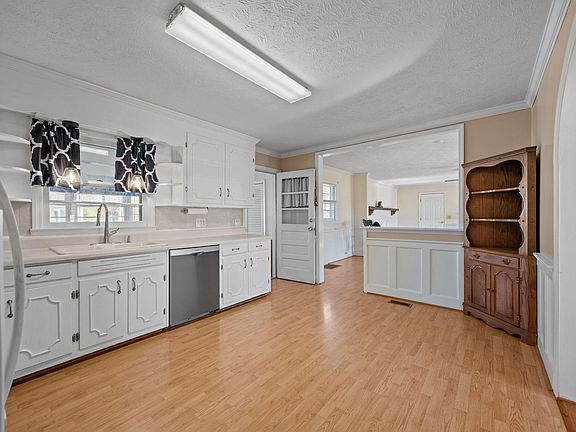 5th image of 3833 Dunn Rd