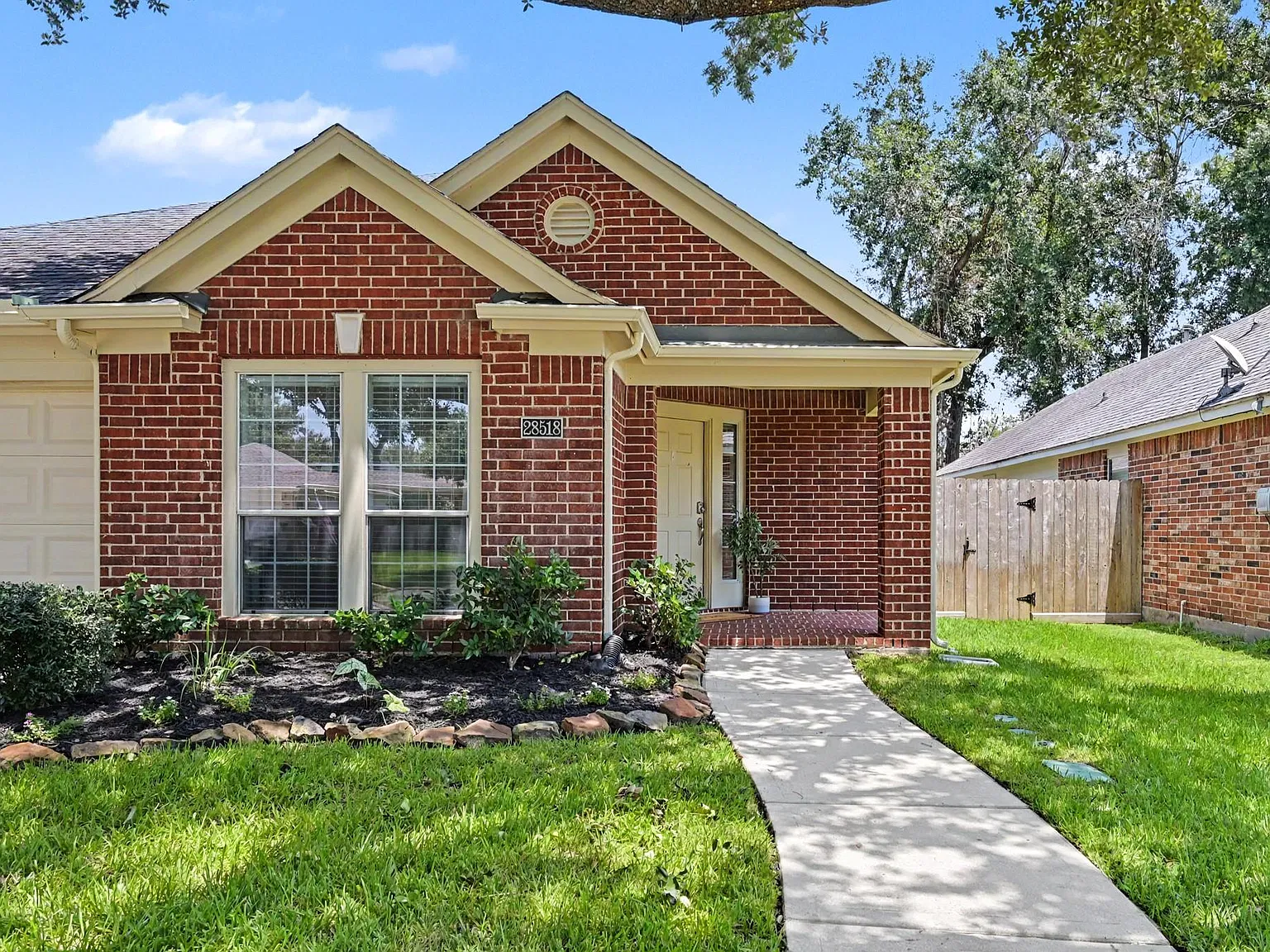 3 bed, 2.0 bath, 2335 sqft, $2,400 — Photo 4
