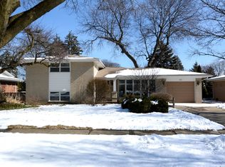 913 S School St, Mount Prospect, IL 60056