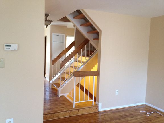 ENTRY LEVEL STAIRS TO 2ND LEVEL
