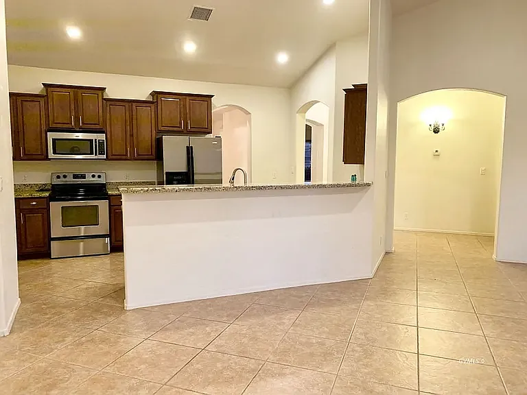 1512 N Cota Ln — Photo 10