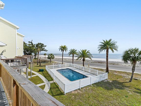 4th image of 806 W Beach Blvd