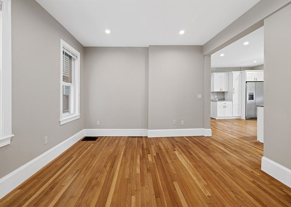 1st image of 921-923 E Broadway #1