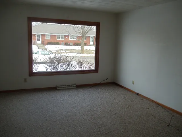 LARGE LIVING ROOM ETHIS IS THE END APARTMENT