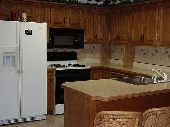 Kitchen w/ Appliances