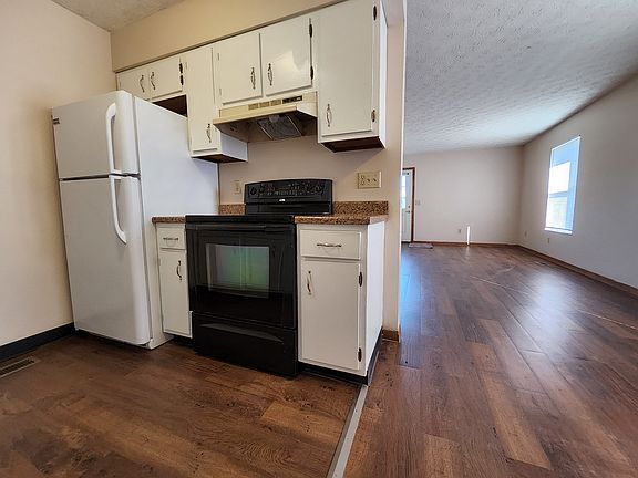 3rd image of 210 Heritage Cir
