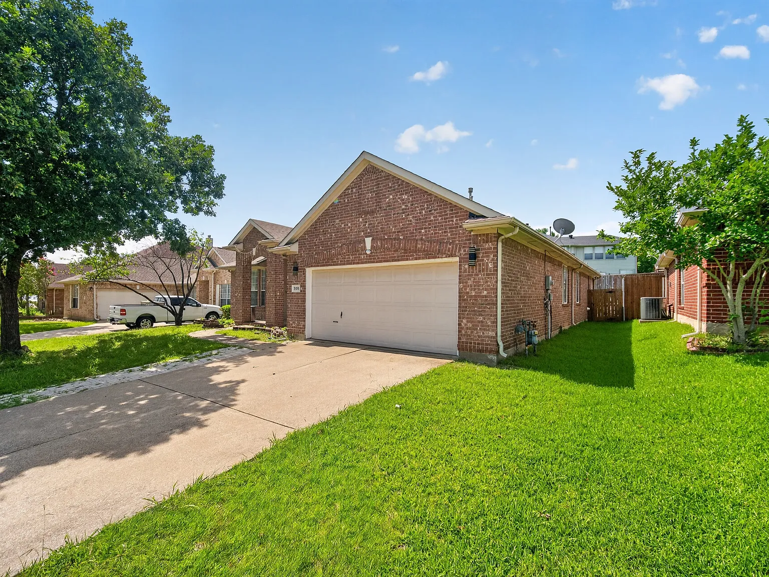 3 bed, 2262 sqft, $2,600 — Photo 2